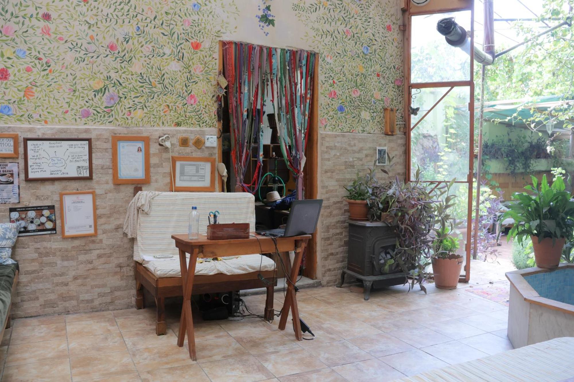 Lotus Garden Hostel İzmir Buitenkant foto